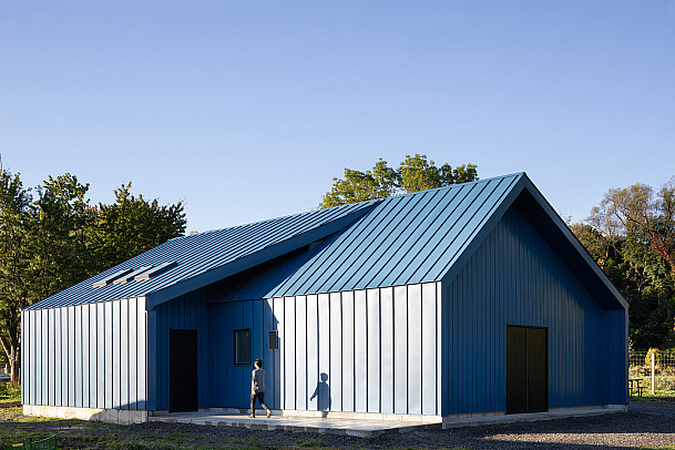 The Brady Farm Market Shed is conventional barn structure with a modern twist. The two primary spaces are shifted apart from one another ...